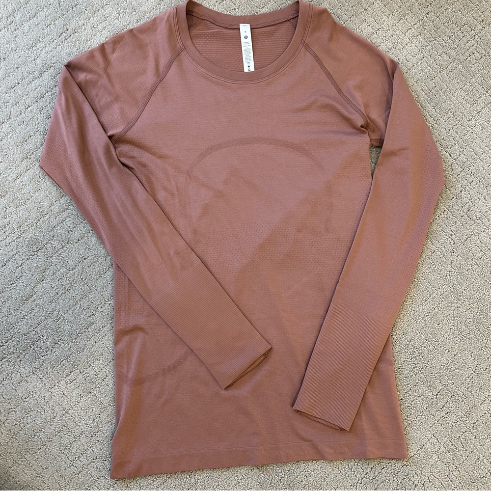 Lululemon swiftly tech long sleeve shirt.